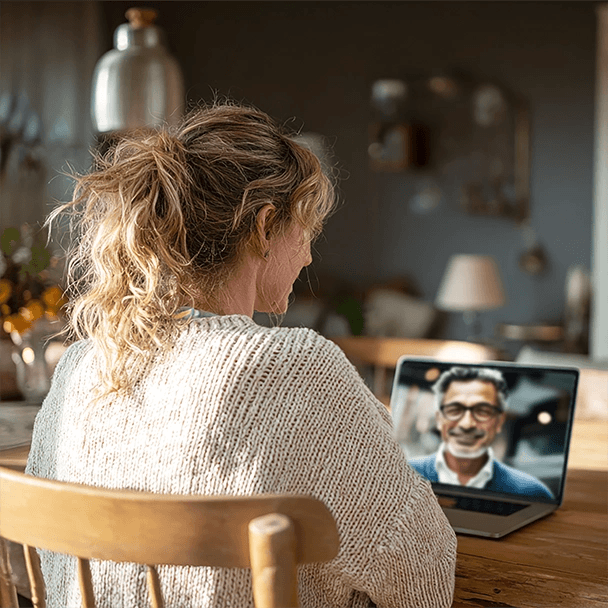 BE_Encanta_Woman_in_videocall_with_a_man_25.2_608x608